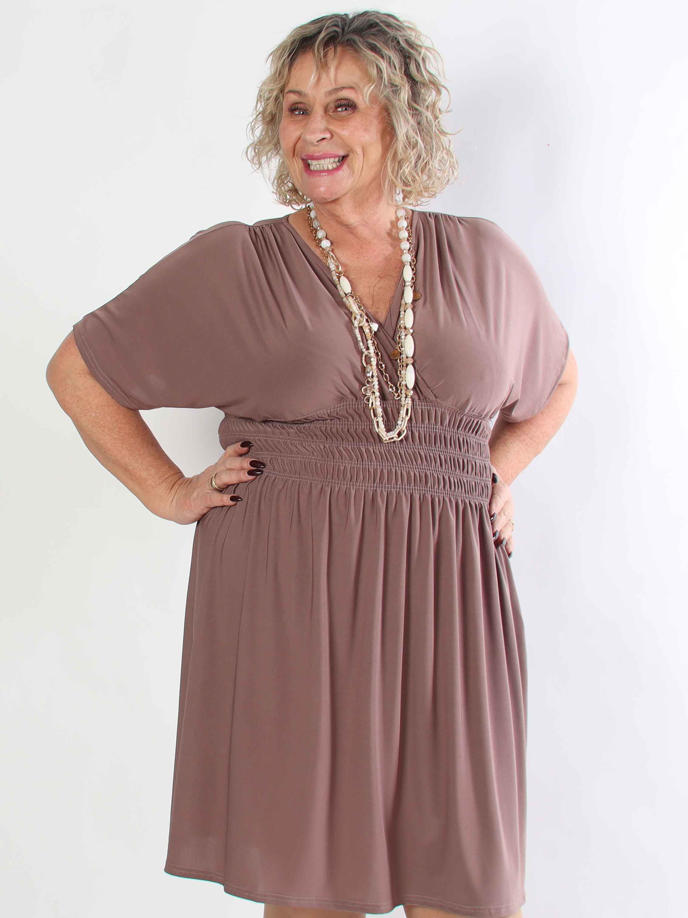 Pams Plain Short - Elastisk plus size kjole med smock i taljen